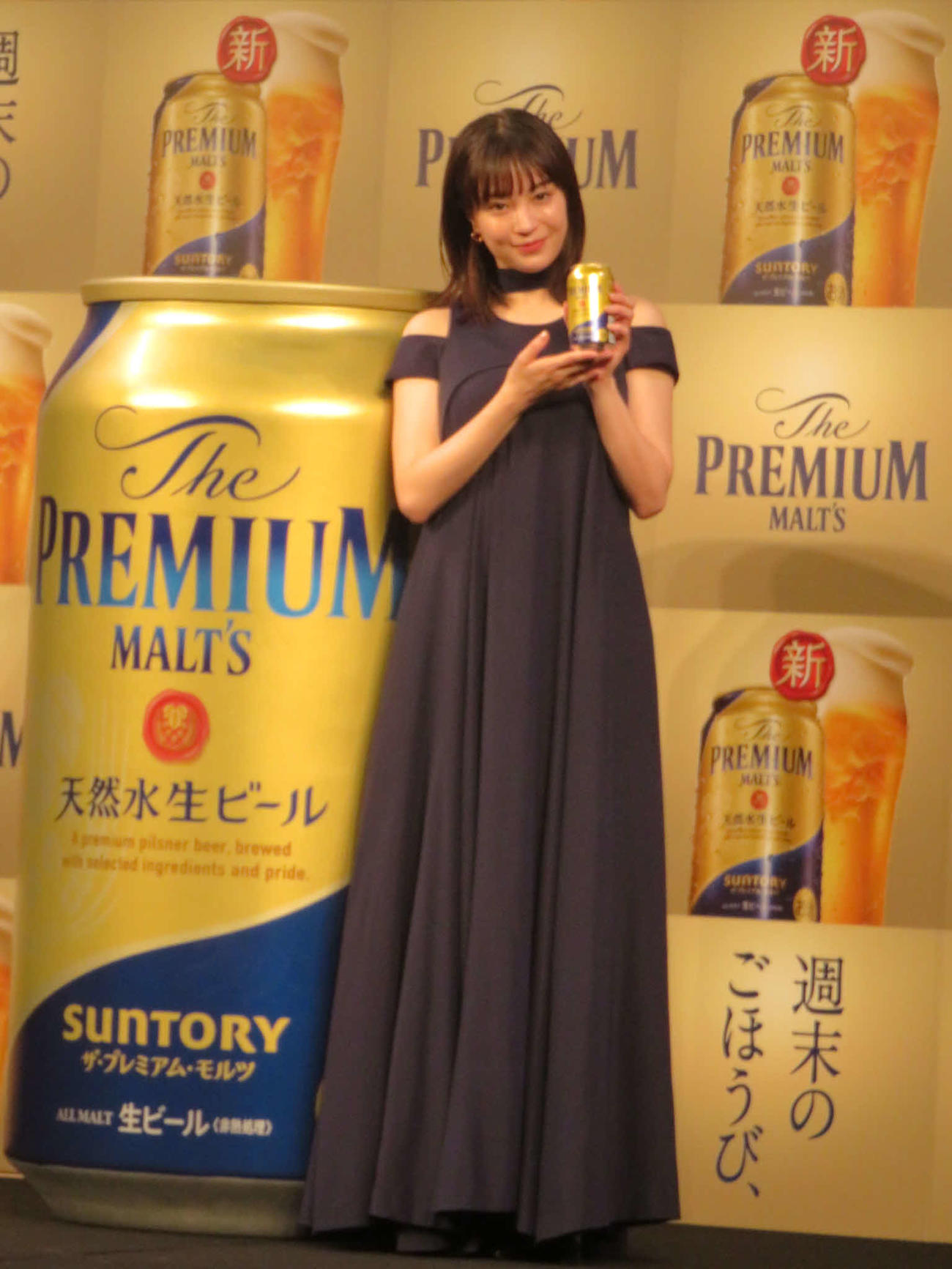 サントリー「ザ・プレミアム・モルツ」を手にする広瀬すず