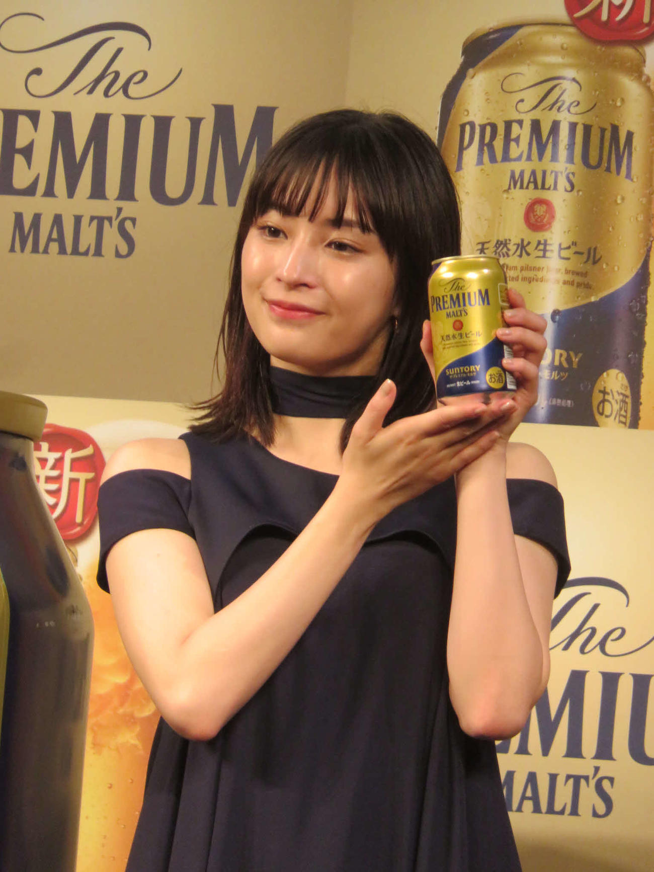 サントリー「ザ・プレミアム・モルツ」を手にする広瀬すず