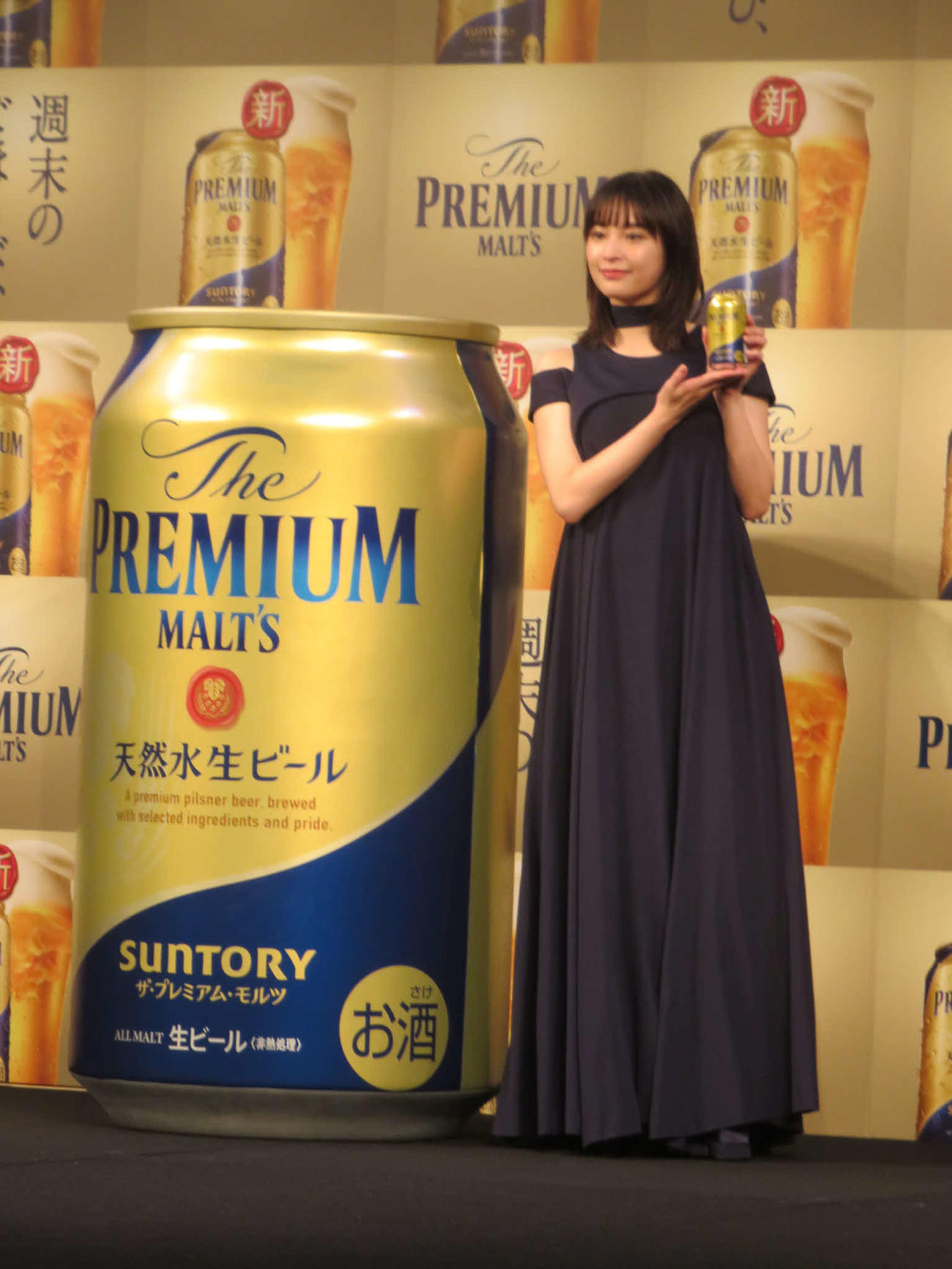 サントリー「ザ・プレミアム・モルツ」を手にする広瀬すず