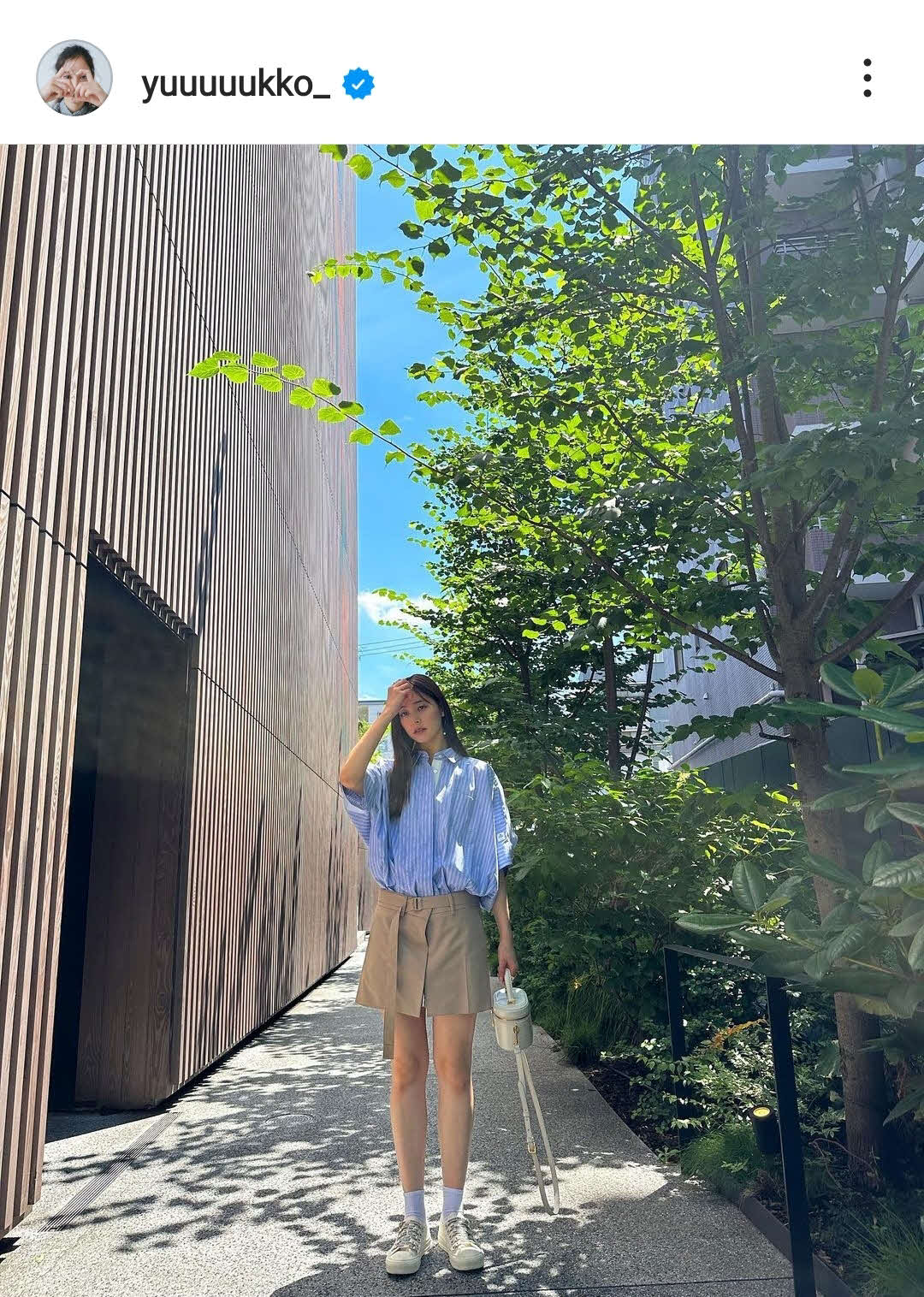 さわやかな美脚ショット（新木優子インスタグラムから）