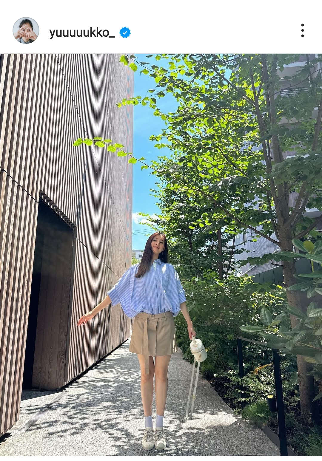 さわやかな美脚ショット（新木優子インスタグラムから）