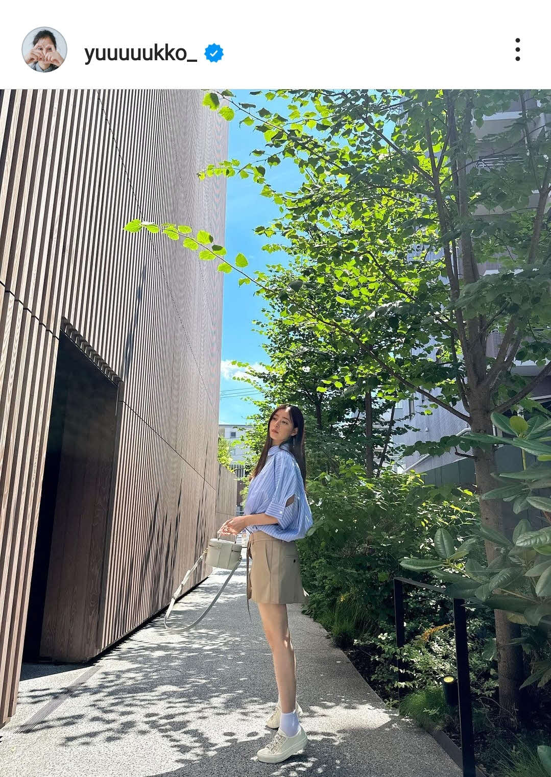 さわやかな美脚ショット（新木優子インスタグラムから）