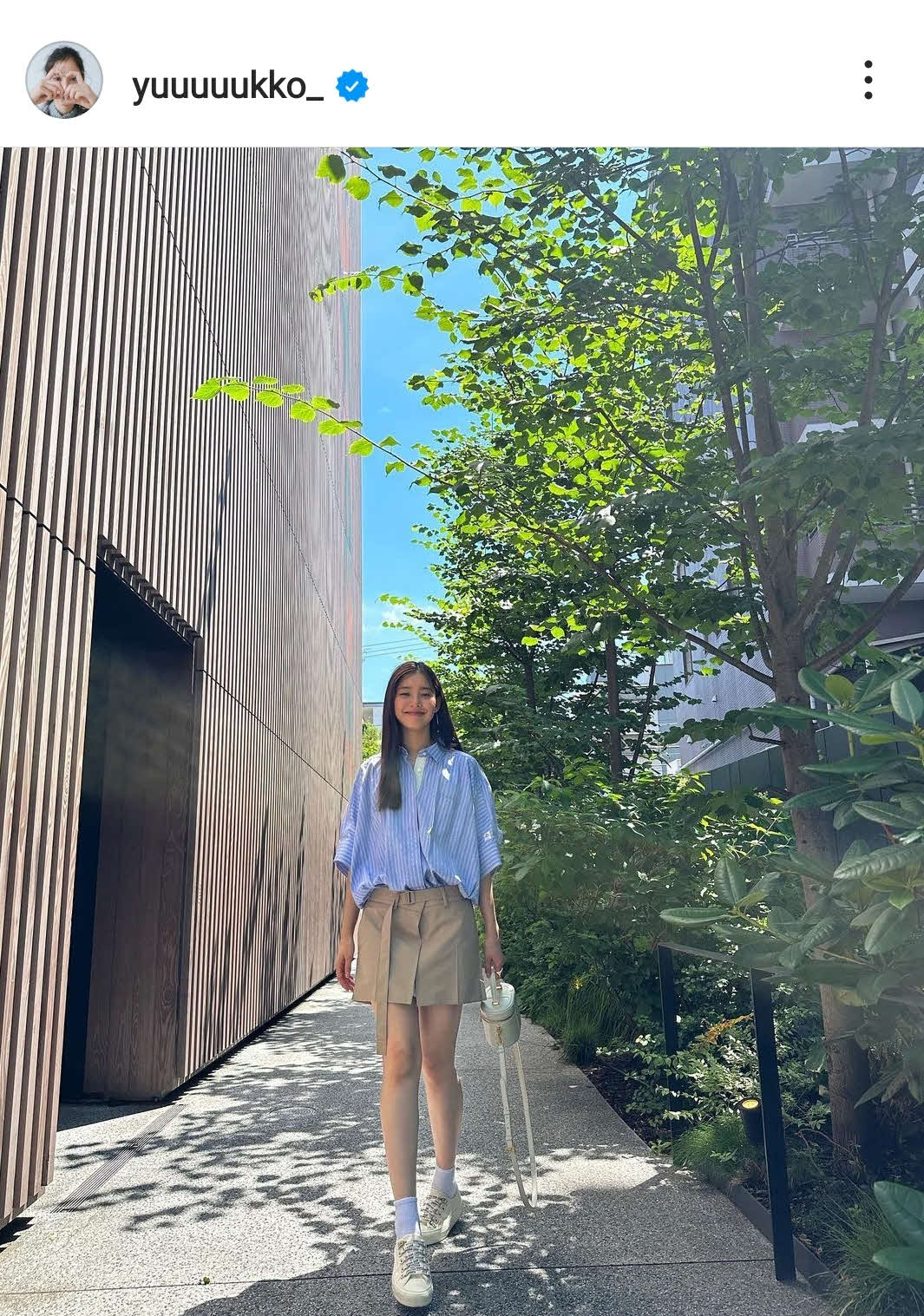 さわやかな美脚ショット（新木優子インスタグラムから）
