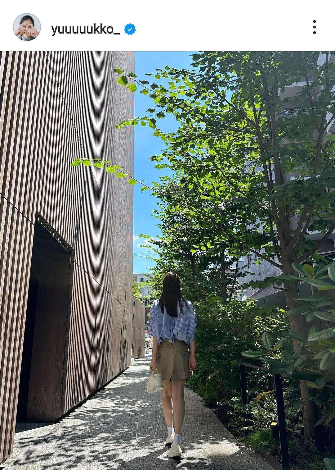 さわやかな美脚ショット（新木優子インスタグラムから）