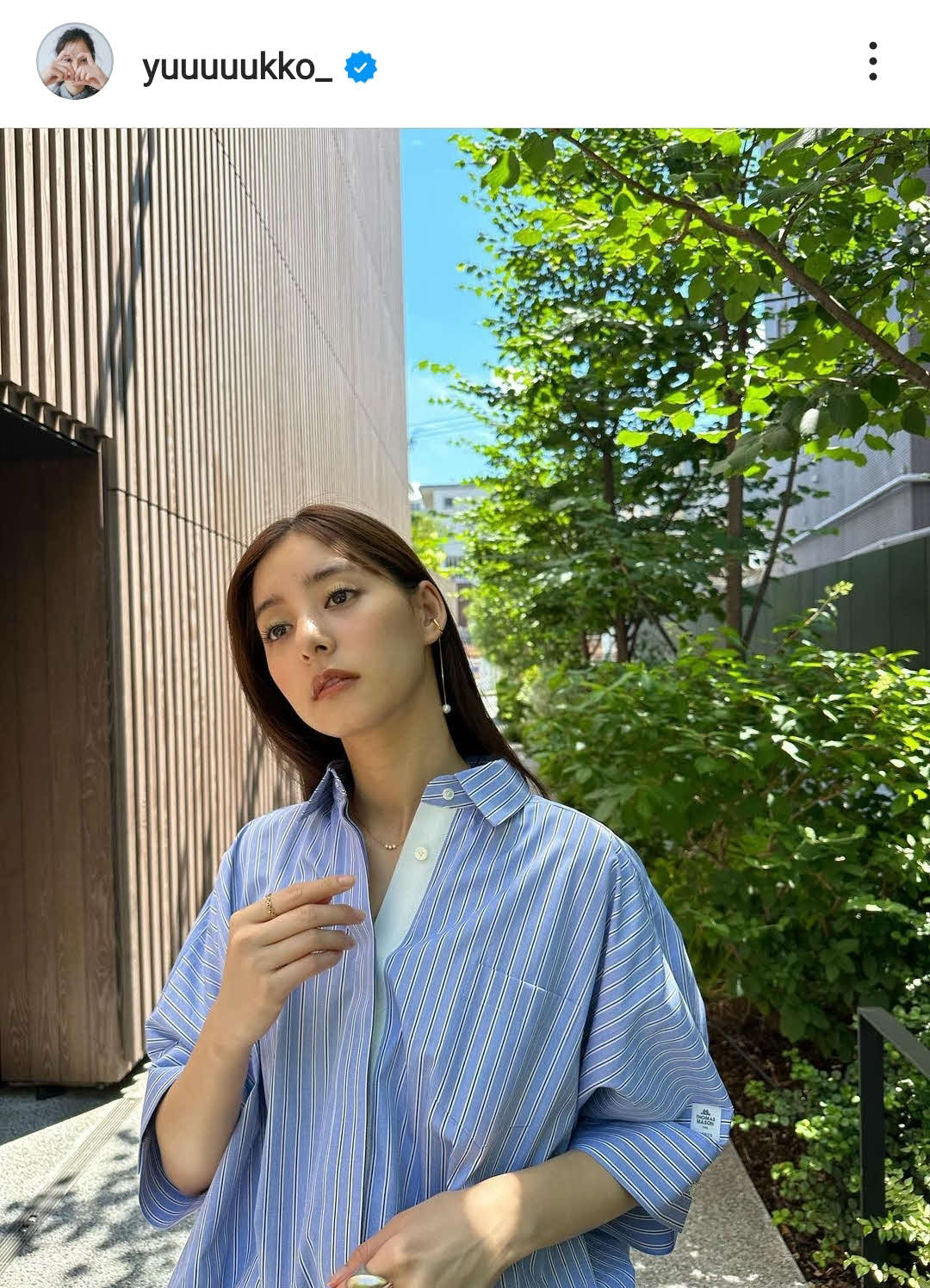 ブルーのオールインワン姿のさわやかショット（新木優子インスタグラムから）