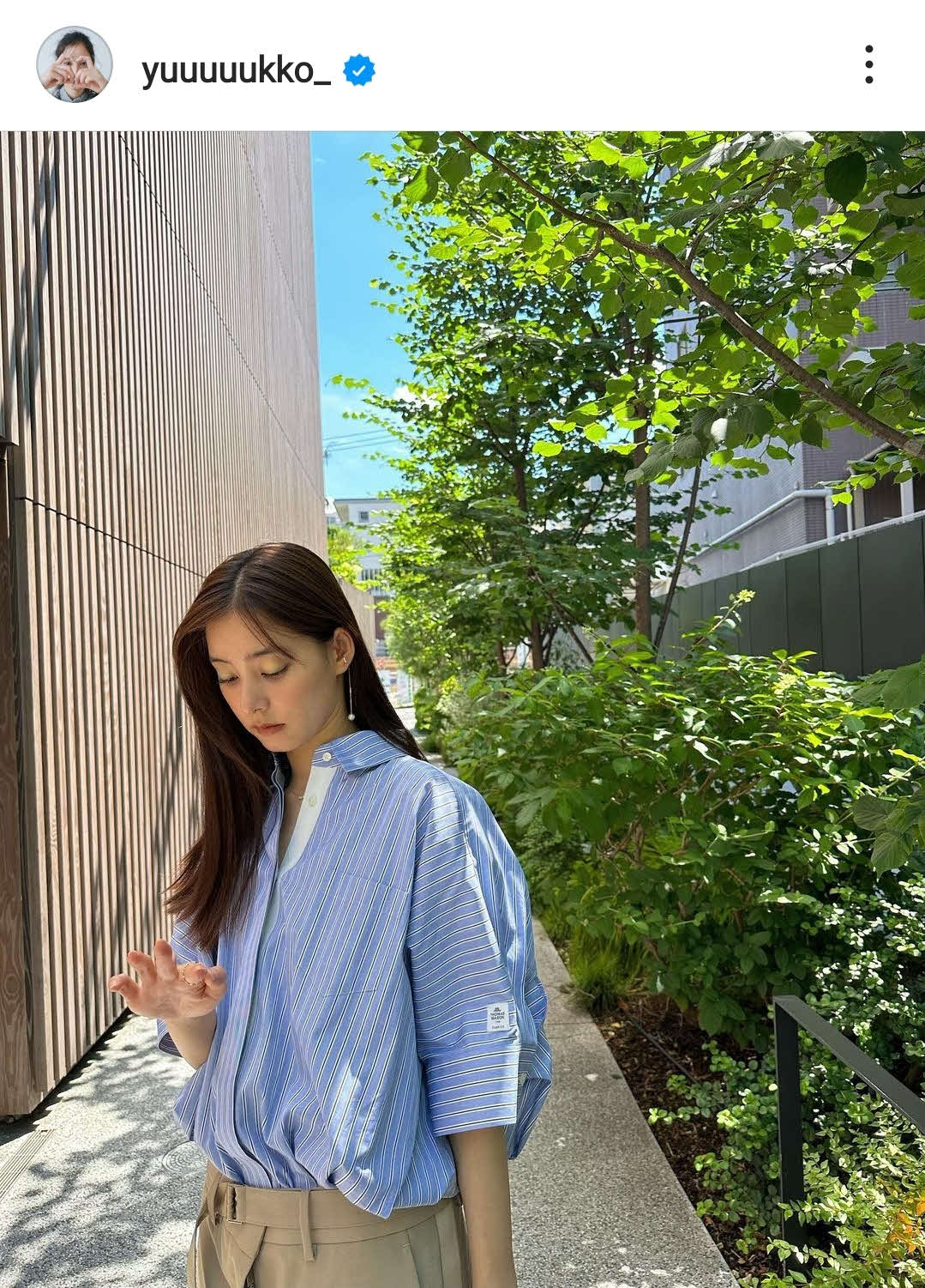 ブルーのオールイン姿のさわやかショット（新木優子インスタグラムから）