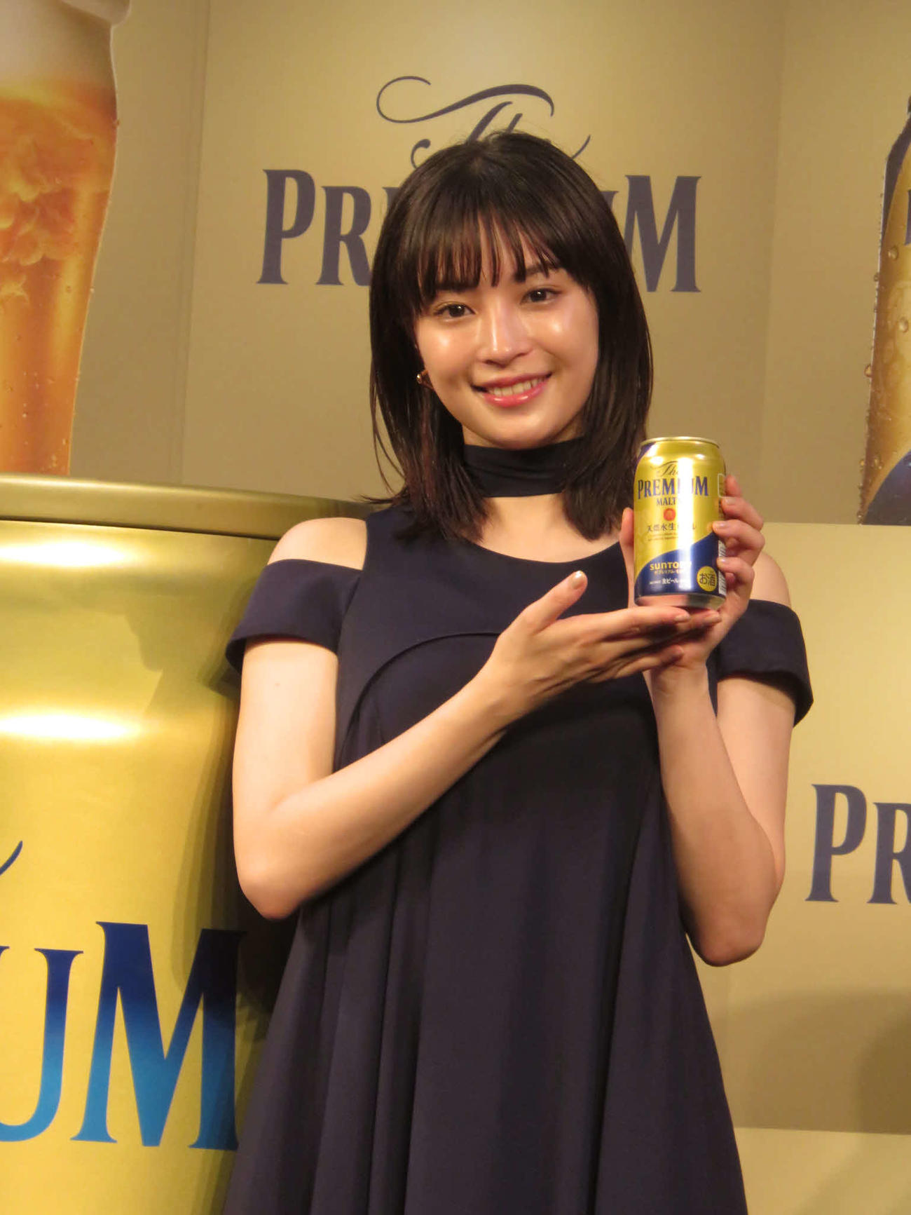 サントリー「ザ・プレミアム・モルツ」を手にする広瀬すず
