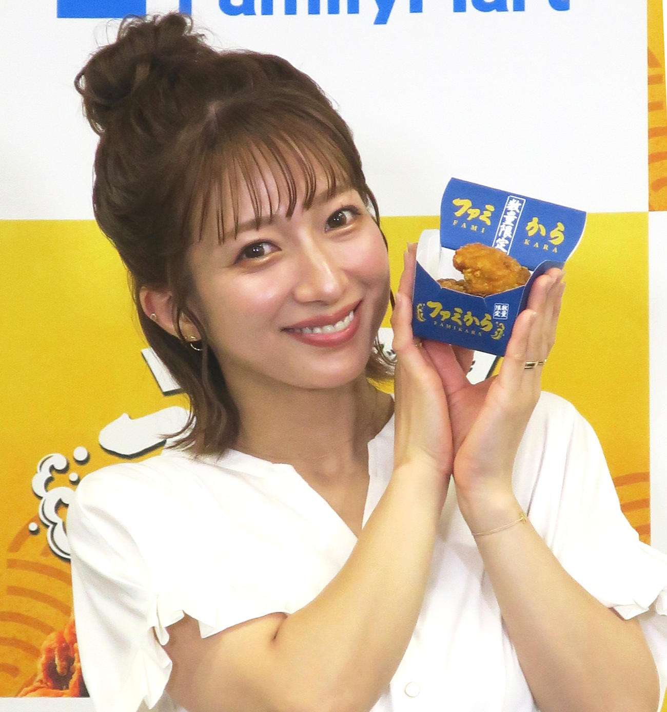 ファミリーマート「ファミから」1周年記念発表会に登場した辻希美