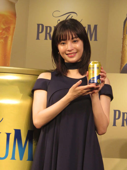 サントリー「ザ・プレミアム・モルツ」を手にする広瀬すず