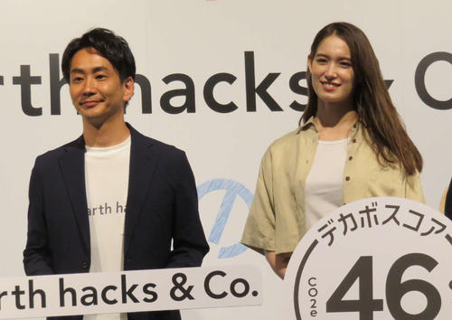 アースハックス関根澄人社長（左）からCDOに任命されたトラウデン直美