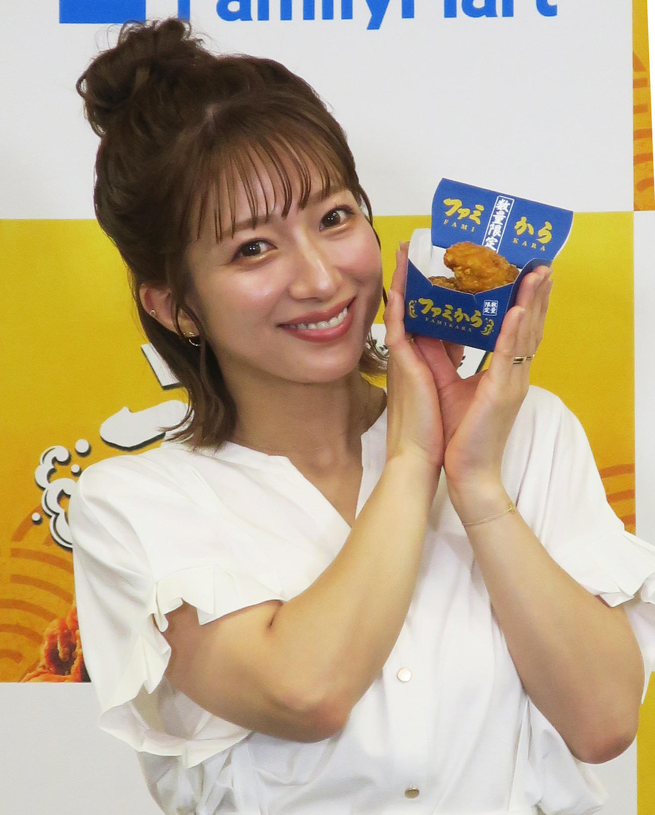 ファミリーマート「ファミから」1周年記念発表会に登場した辻希美