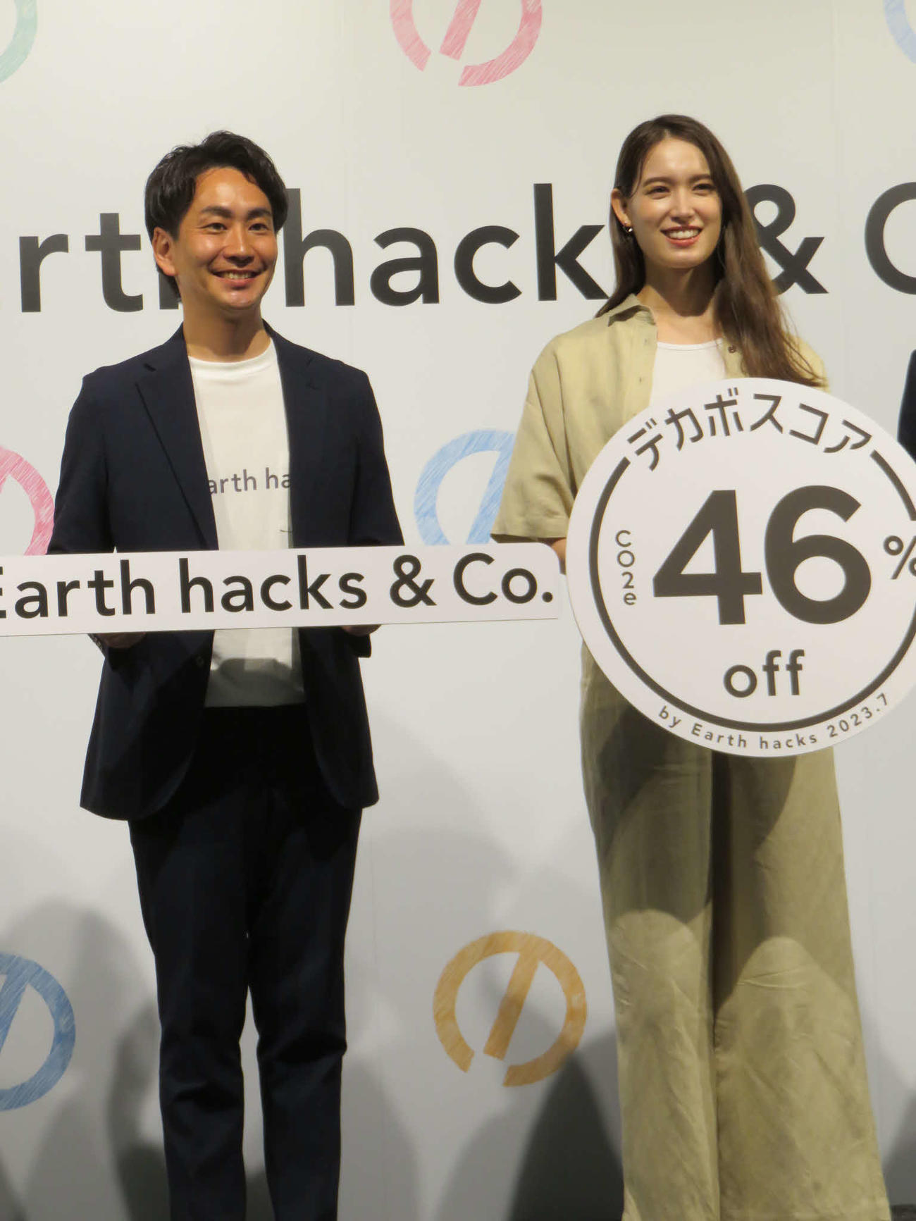 アースハックス関根澄人社長（左）からCDOに任命されたトラウデン直美