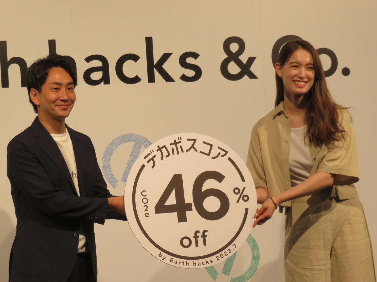 アースハックス関根澄人社長（左）からCDOに任命されたトラウデン直美
