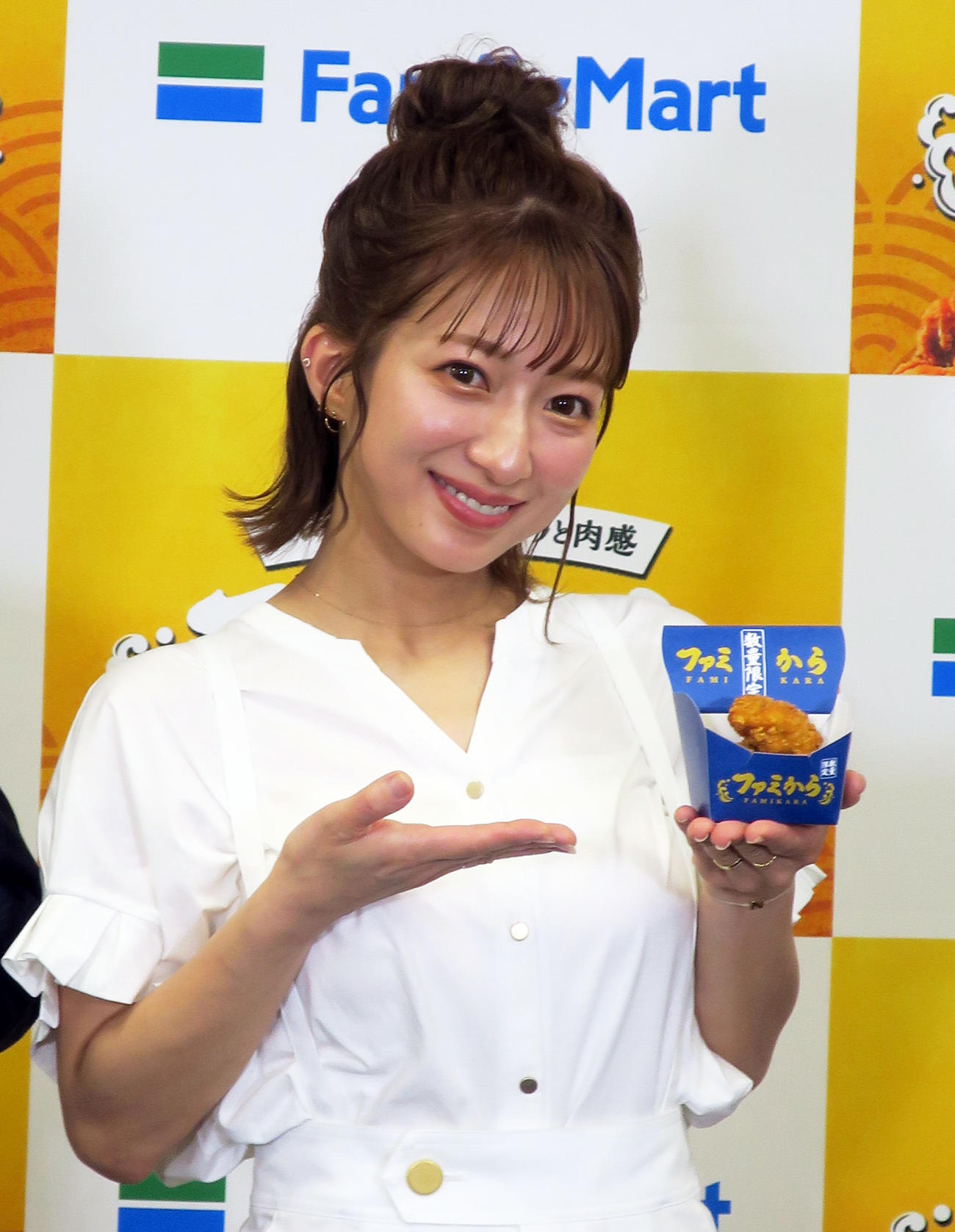 ファミリーマート「ファミから」1周年記念発表会に登場した辻希美