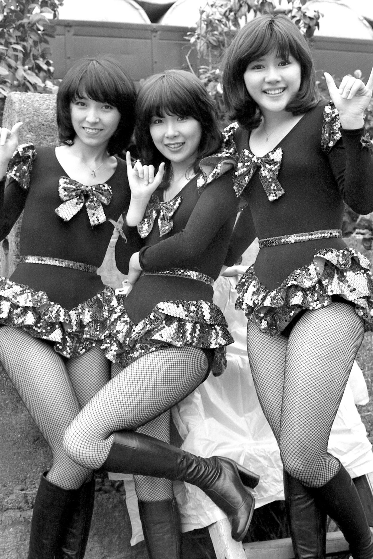 77年3月、「やさしい悪魔」のデビル・ルックで来社したキャンディーズ。左から藤村美樹、伊藤蘭、田中好子