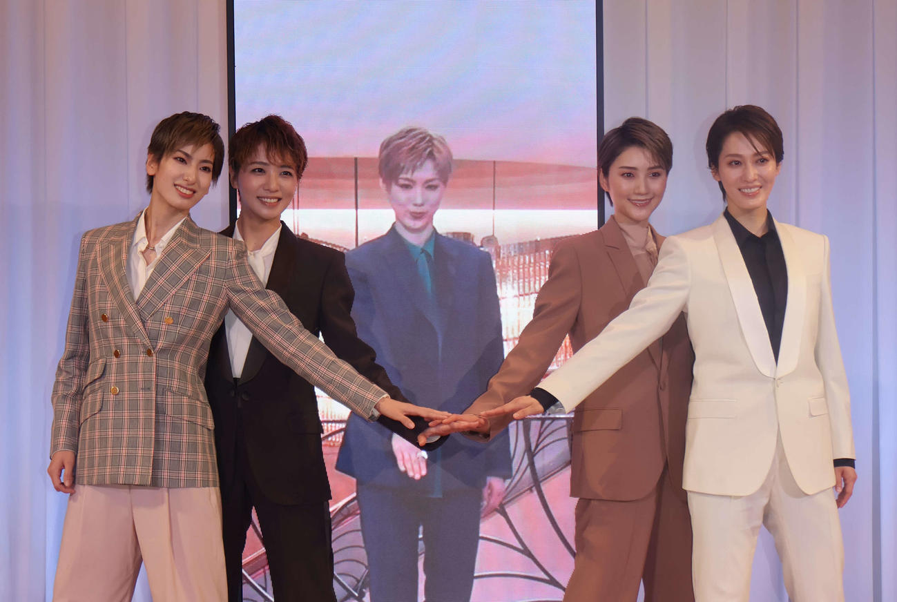 （左から）柚香光、礼真琴、（リモート出演の）彩風咲奈、芹香斗亜、月城かなと（撮影・村上久美子）