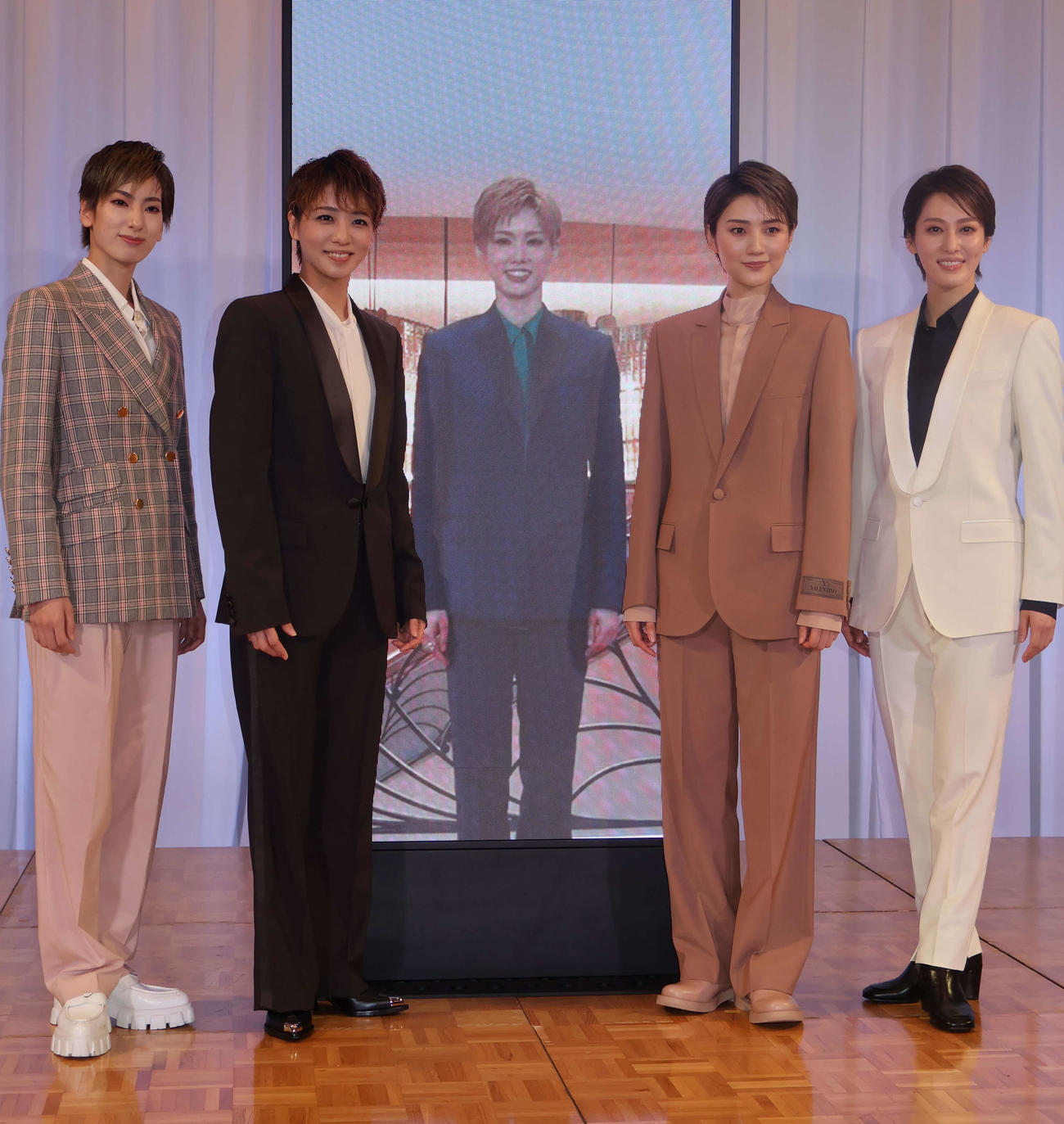 110周年公演の発表会見に出席した（左から）花組の柚香光、星組の礼真琴、（リモート参加の）雪組の彩風咲奈、宙組の芹香斗亜、月組の月城かなとの5組トップ（撮影・村上久美子）