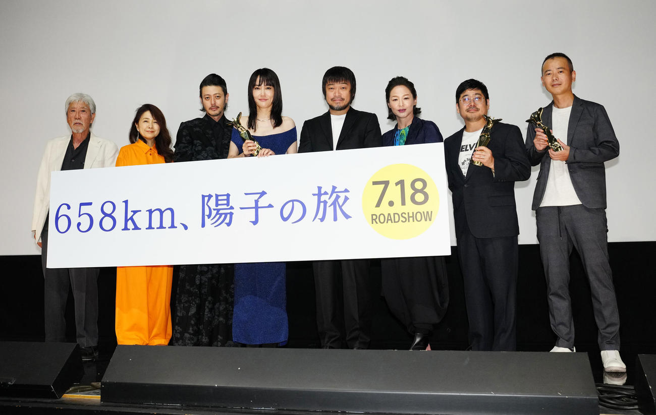 映画「658km、陽子の旅」の舞台あいさつで写真に納まる、左から吉澤健、風吹ジュン、オダギリジョー、菊地凛子、竹原ピストル、黒沢あすか、熊切和嘉監督、脚本の室井孝介氏（撮影・江口和貴）