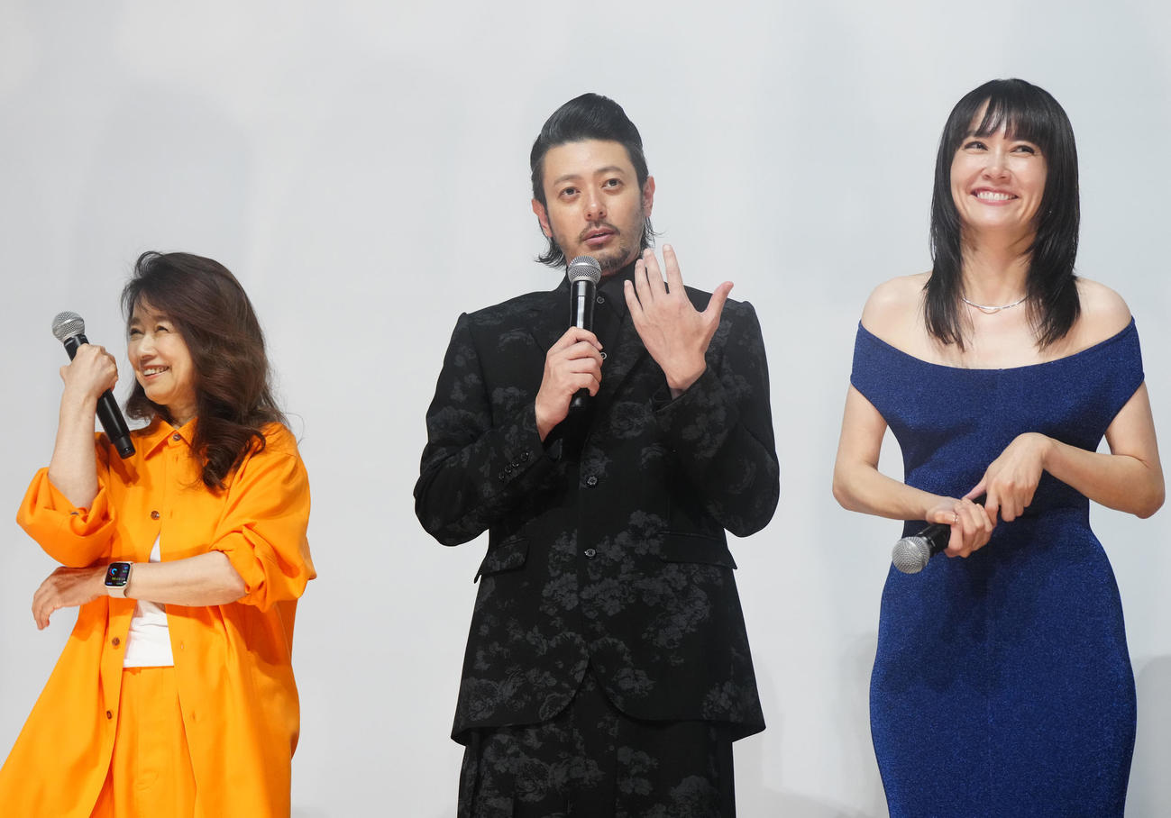 映画「658km、陽子の旅」の舞台あいさつに臨むオダギリジョー（中央）。左は風吹ジュン、右は菊地凛子（撮影・江口和貴）
