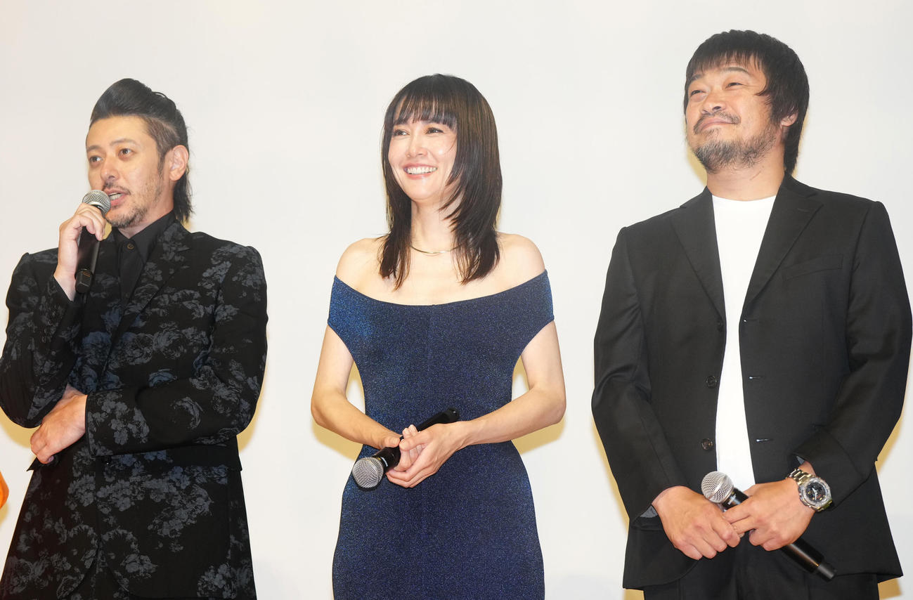 映画「658km、陽子の旅」の舞台あいさつで笑顔を見せる菊地凛子（中央）。左はオダギリジョー、右は竹原ピストル（撮影・江口和貴）