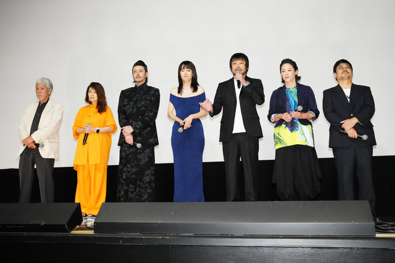 映画「658km、陽子の旅」の舞台あいさつに臨む、左から吉澤健、風吹ジュン、オダギリジョー、菊地凛子、竹原ピストル、黒沢あすか、熊切和嘉監督（撮影・江口和貴）