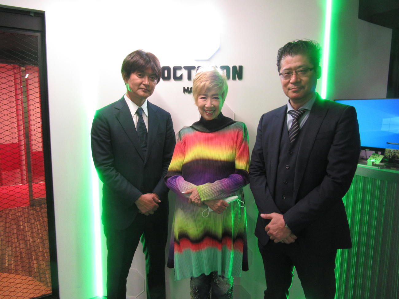 瀬川瑛子（中央）のマージャン大会に駆けつけた瀬戸熊直樹プロ（左）と声優で俳優の小山剛志