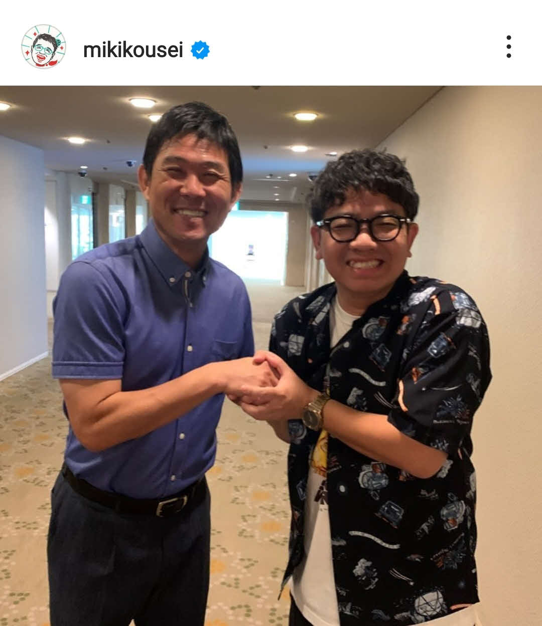 ミキ昴生（右）はサッカー日本代表の森保一監督と笑顔で握手（ミキ昴生のインスタグラムから）