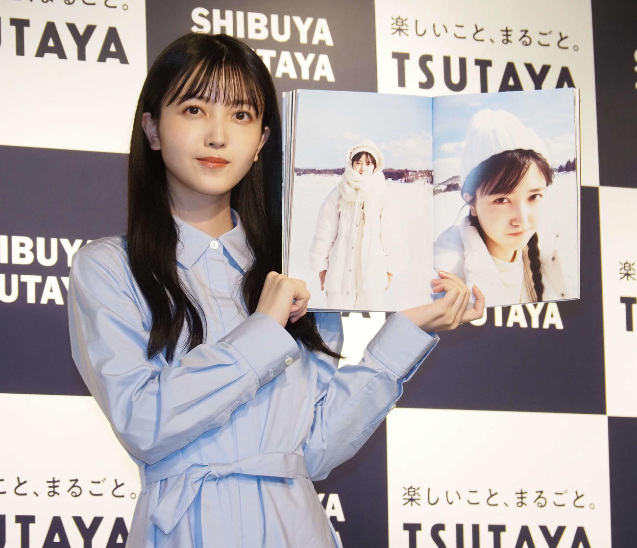 お気に入りカット（左）を見せる乃木坂46久保史緒里（撮影・遠藤尚子）