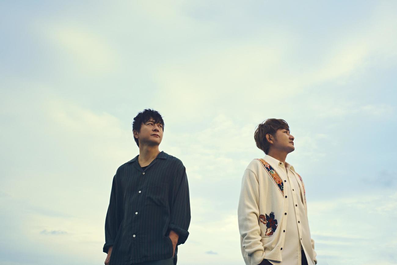 ポルノグラフィティの新藤晴一（左）と岡野昭仁