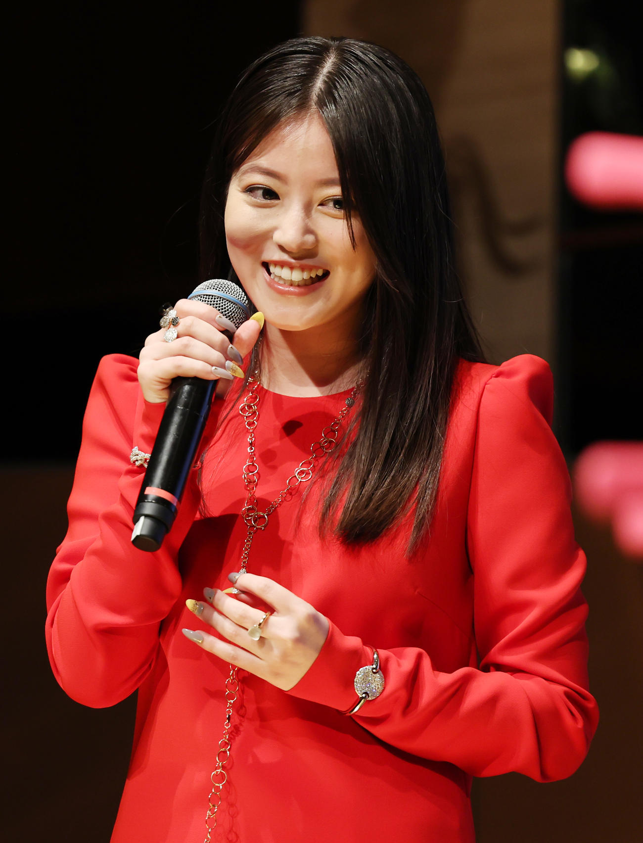 TBSの金曜ドラマ「トリリオンゲーム」の制作発表に登場した今田美桜は、ゲームでつけ爪がとれてしまい笑顔