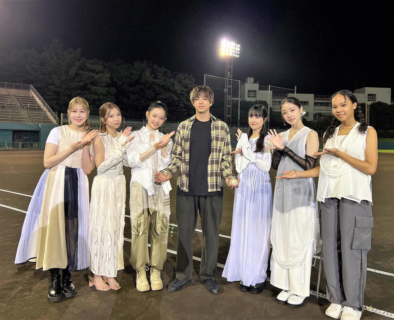 Little Glee Monsterの新曲「今この瞬間を」のMVに出演する山田裕貴（中央）