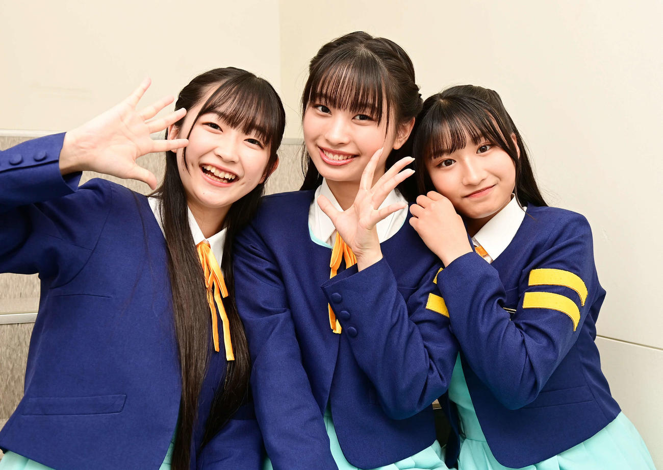少女歌劇団ミモザーヌ夏公演「～魅惑のバラエティーショウ～Summer Collection2023」PRのため来社した1期生の、左からちばひなの、団長のいまもりまなか、たかやあんな（撮影・小沢裕）