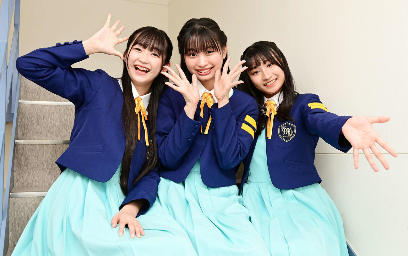 少女歌劇団ミモザーヌ夏公演「～魅惑のバラエティーショウ～Summer Collection2023」PRのため来社した1期生の、左からちばひなの、団長のいまもりまなか、たかやあんな（撮影・小沢裕）