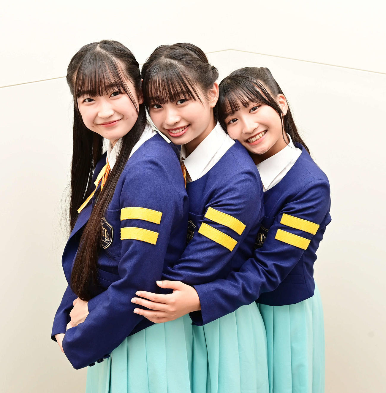 少女歌劇団ミモザーヌ夏公演「～魅惑のバラエティーショウ～Summer Collection2023」PRのため来社した1期生の、左からちばひなの、団長のいまもりまなか、たかやあんな（撮影・小沢裕）