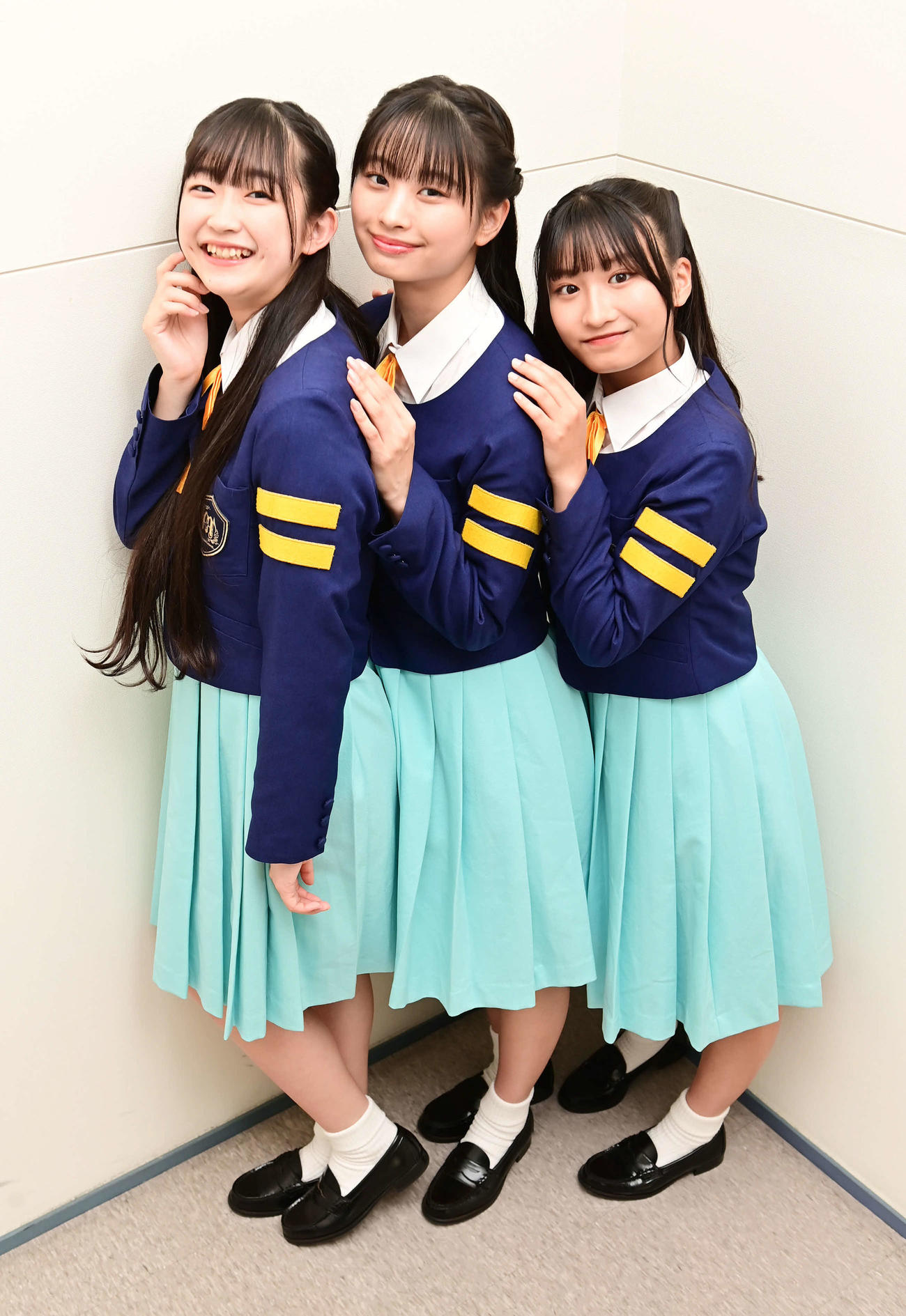 少女歌劇団ミモザーヌ夏公演「～魅惑のバラエティーショウ～Summer Collection2023」PRのため来社した1期生の、左からちばひなの、団長のいまもりまなか、たかやあんな（撮影・小沢裕）