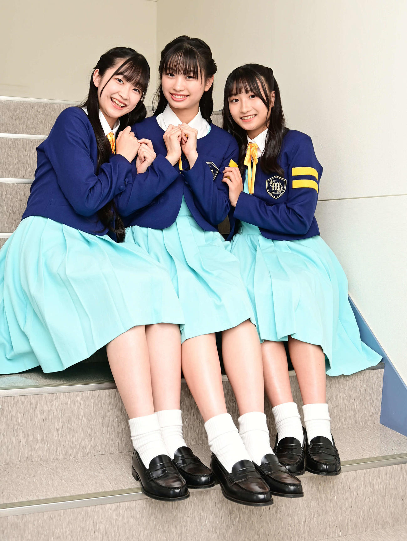 少女歌劇団ミモザーヌ夏公演「～魅惑のバラエティーショウ～Summer Collection2023」PRのため来社した1期生の、左からちばひなの、団長のいまもりまなか、たかやあんな（撮影・小沢裕）