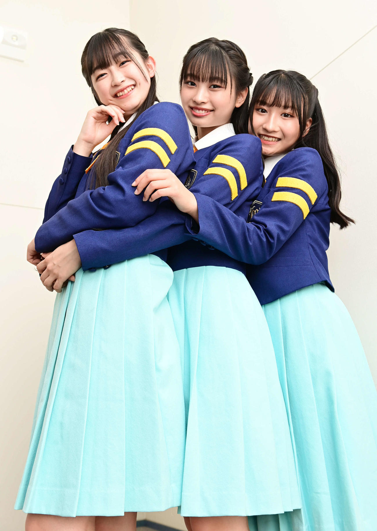 少女歌劇団ミモザーヌ夏公演「～魅惑のバラエティーショウ～Summer Collection2023」PRのため来社した1期生の、左からちばひなの、団長のいまもりまなか、たかやあんな（撮影・小沢裕）
