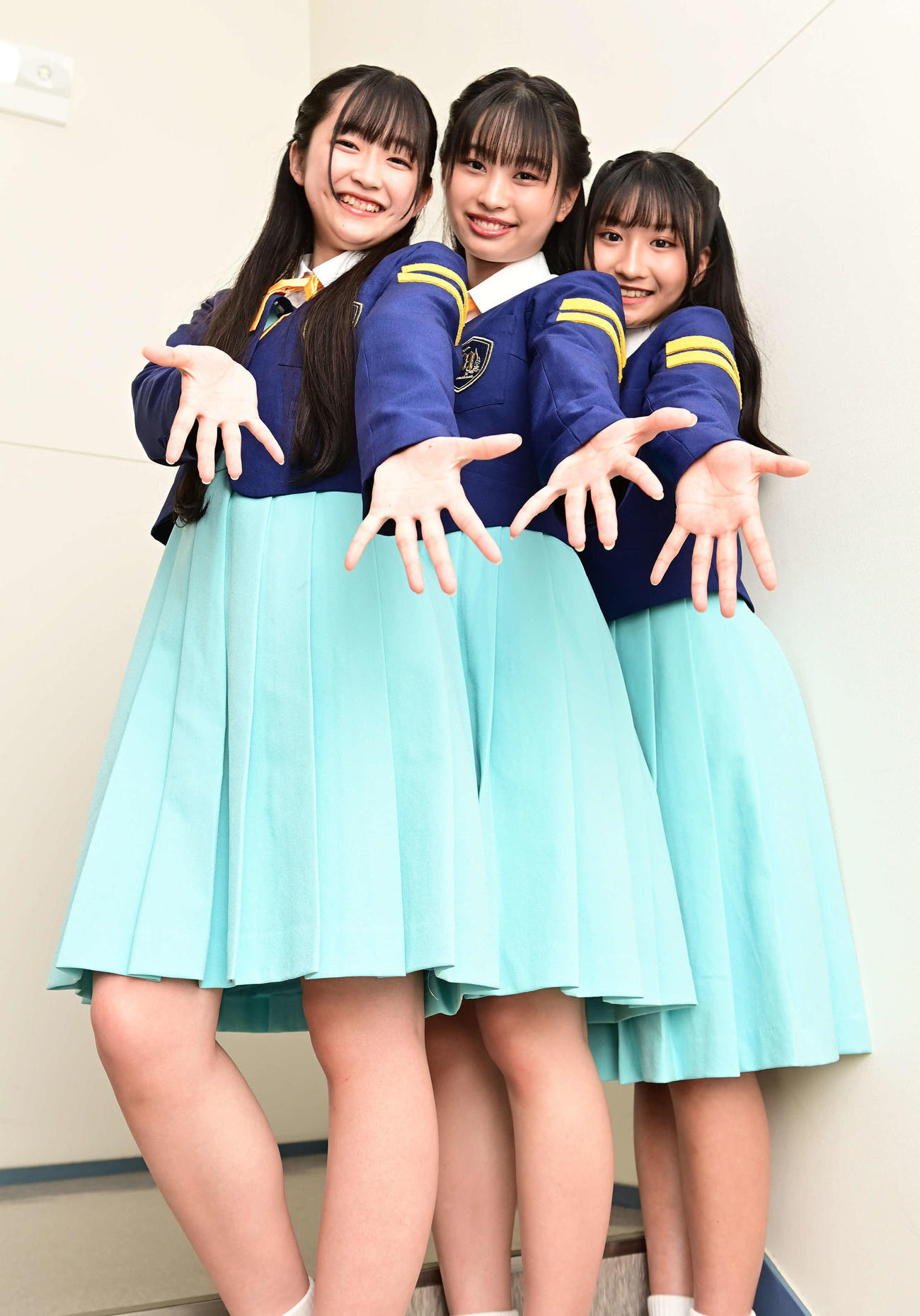 少女歌劇団ミモザーヌ夏公演「～魅惑のバラエティーショウ～Summer Collection2023」PRのため来社した1期生の、左からちばひなの、団長のいまもりまなか、たかやあんな（撮影・小沢裕）