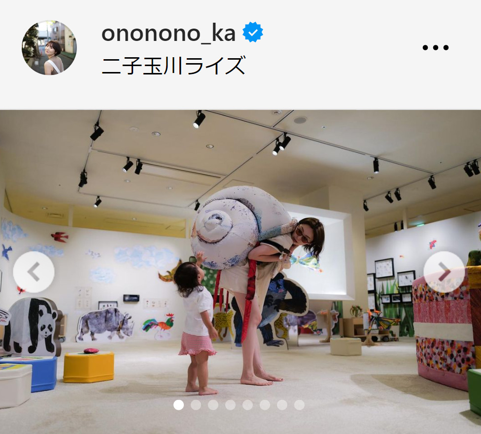 貝殻のぬいぐるみを背負うおのののか（おのののかのインスタグラムから）