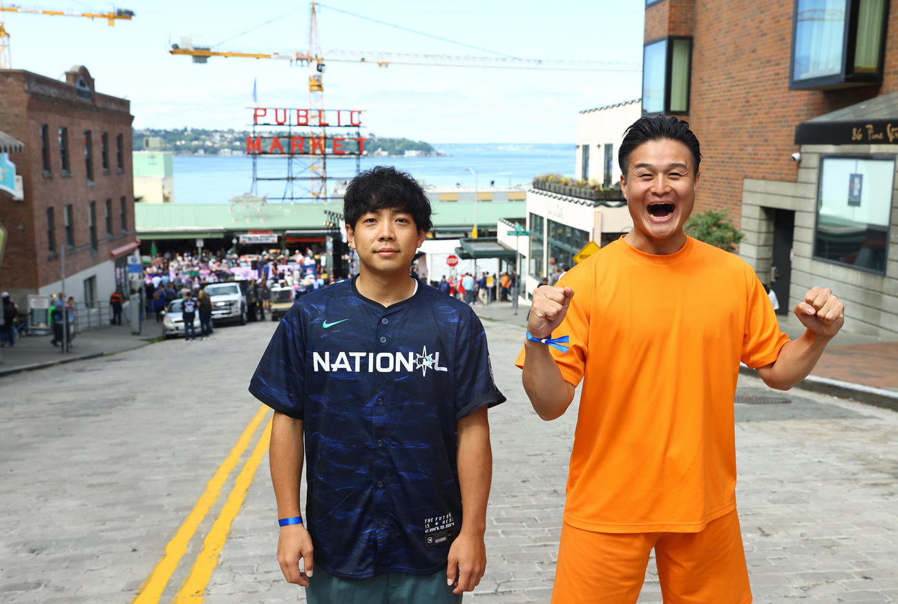 MLBオールスターゲームの前、レッドカーペットを訪れたティモンディの高岸（右）と前田（撮影・垰建太）