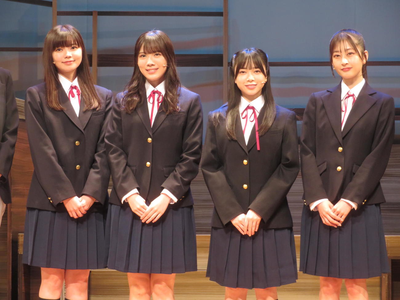 舞台「幕が上がる」に出演する（左から）浜浦彩乃、森本茉莉、山口陽世、高井千帆（撮影・横山慧）
