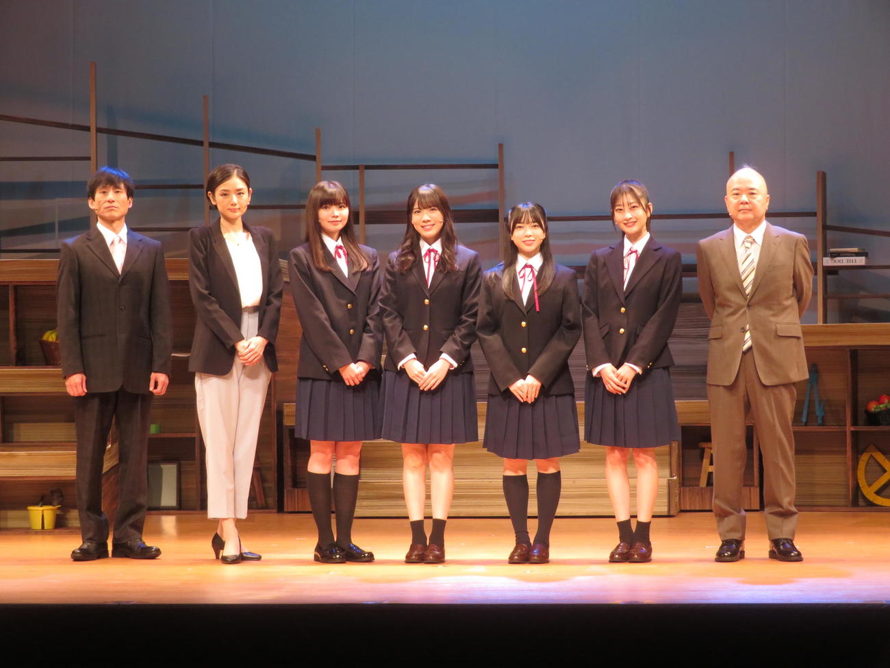 舞台「幕が上がる」に出演する（左から）なだぎ武、片山萌美、浜浦彩乃、森本茉莉、山口陽世、高井千帆、酒井敏也（撮影・横山慧）