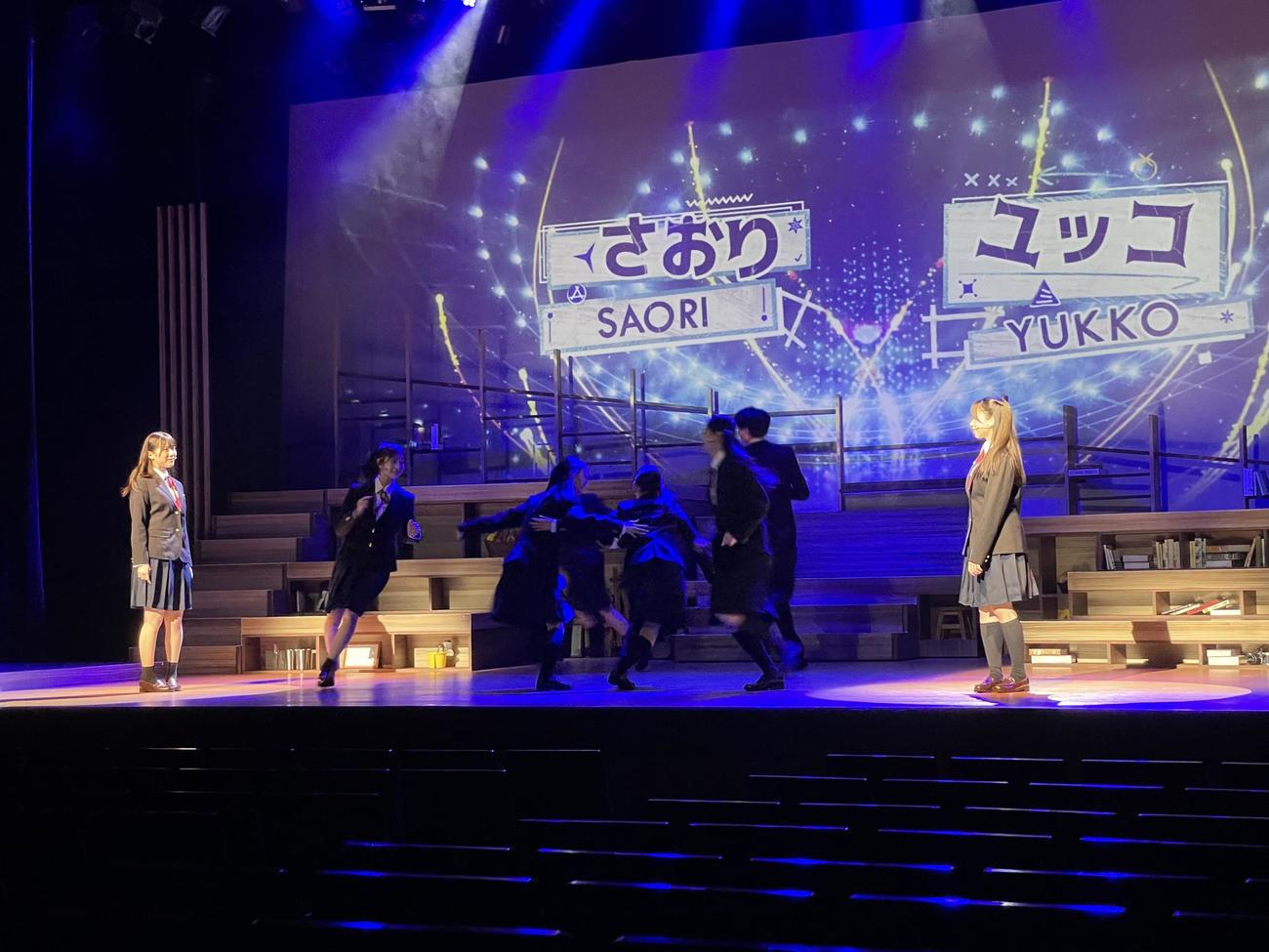舞台「幕が上がる」にダブル主演する森本茉莉（手前左）と山口陽世（同右）（撮影・横山慧）