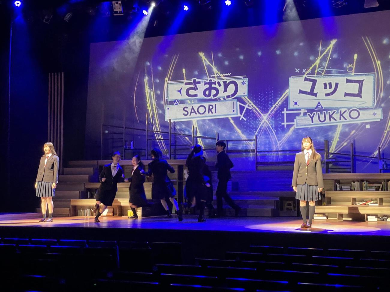 舞台「幕が上がる」にダブル主演する森本茉莉（手前左）と山口陽世（同右）（撮影・横山慧）