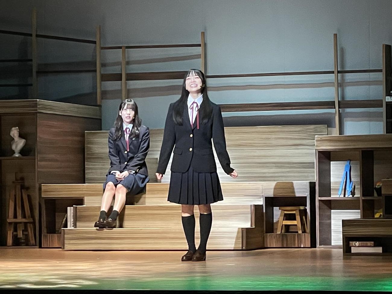 舞台「幕が上がる」にダブル主演する森本茉莉（左）と山口陽世（撮影・横山慧）