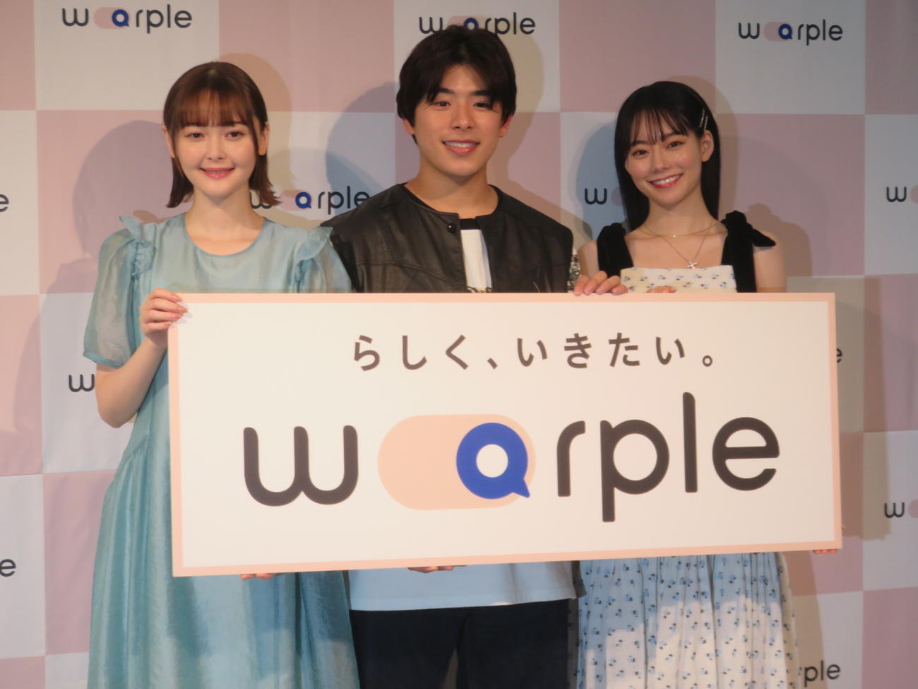 オンライン留学手配サービス「warple」の発表会見に出席した、左から玉城ティナ、なこなこカップルのこーくん、なごみ