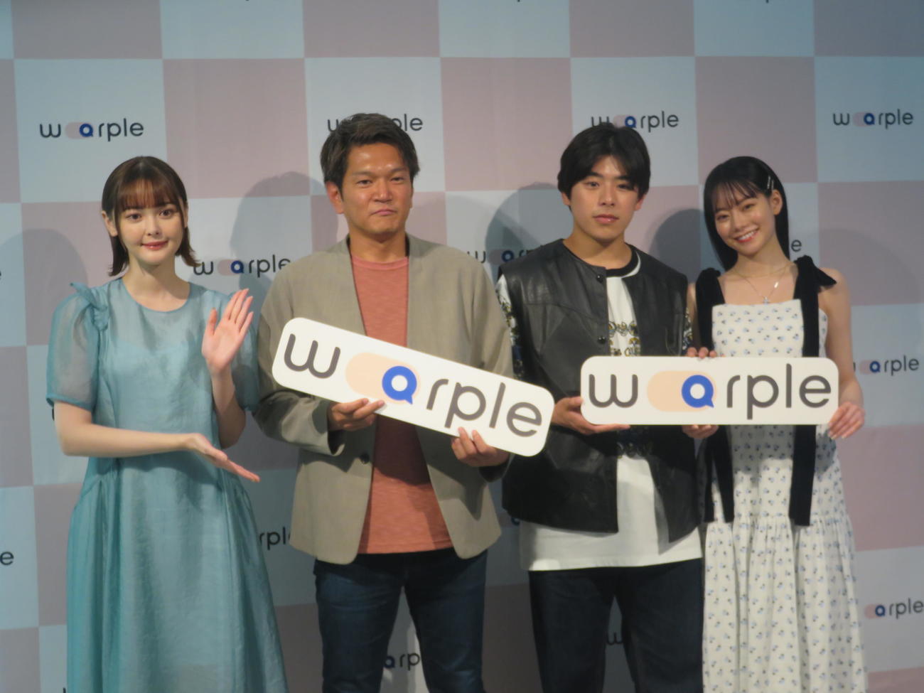 オンライン留学手配サービス「warple」の発表会見に出席した、左から玉城ティナ、神田慎リアブロード社長、なこなこカップルのこーくん、なごみ