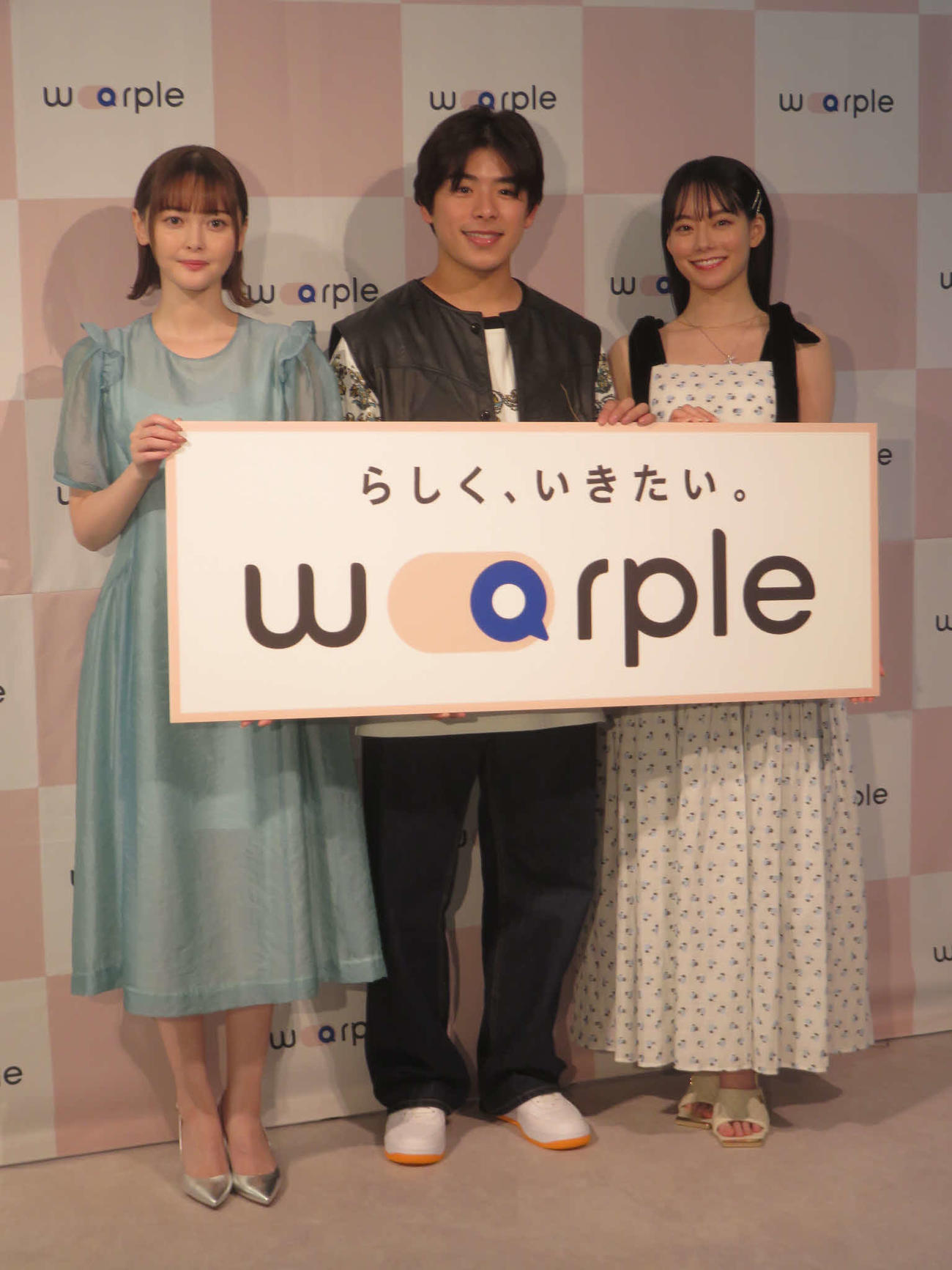 オンライン留学手配サービス「warple」の発表会見に出席した、左から玉城ティナ、なこなこカップルのこーくん、なごみ