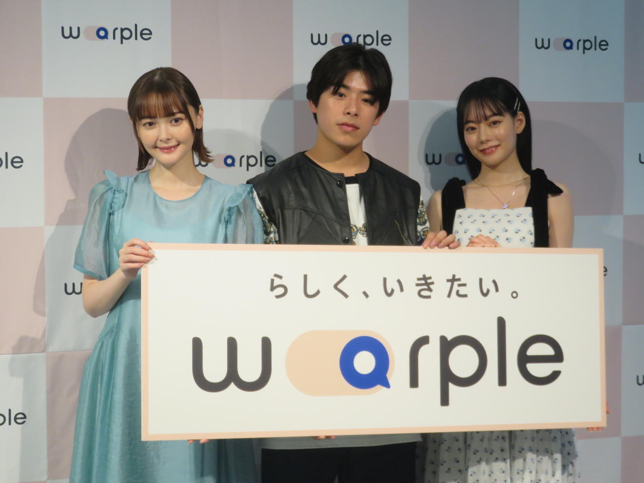 オンライン留学手配サービス「warple」の発表会見に出席した、左から玉城ティナ、なこなこカップルのこーくん、なごみ