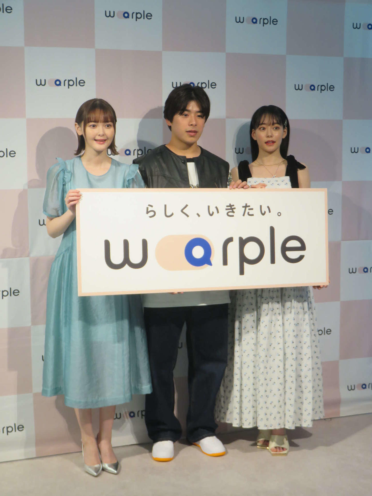 オンライン留学手配サービス「warple」の発表会見に出席した、左から玉城ティナ、なこなこカップルのこーくん、なごみ